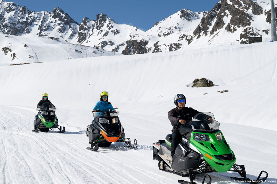 Aventura en moto de nieve por los paisajes nevados de Andorra, disfrutando de la naturaleza y la emoción del recorrido