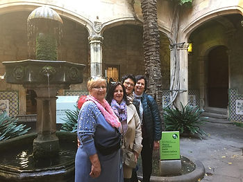 Private English-speaking tour Barcelona – group in the Gothic Quarter