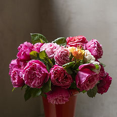 Composizione floreale di rose giardino