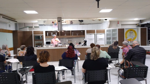 Aula de gastronomia em cozinha experimental, representando os cursos gratuitos oferecidos pelo Angeloni em Curitiba durante o mês de julho.