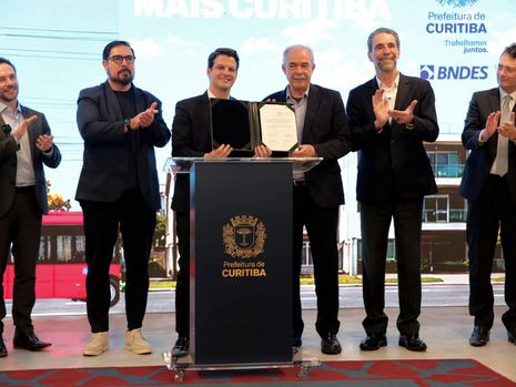 Representantes do BNDES e da Prefeitura de Curitiba durante assinatura de acordo para modernização da infraestrutura urbana