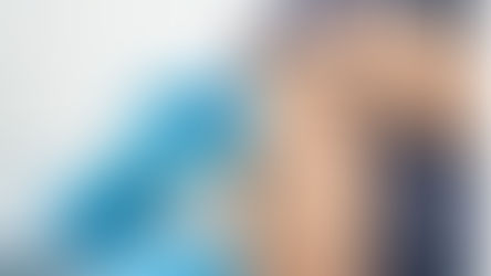 Profissional de saúde com luvas azuis aplica vacina no braço de uma pessoa idosa