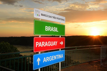 Apresentação cultural reúne danças do Brasil, Argentina e Paraguai no Marco das Três Fronteiras