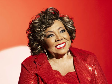 Alcione se apresenta em show especial em Curitiba, em matéria sobre espetáculo no Teatro Positivo com repertório de clássicos e músicas recentes.