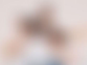 Elenco da peça “A Manhã Seguinte” no palco, em cena divertida com cenário contemporâneo e iluminação teatral.