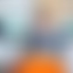 Criança sorrindo durante consulta odontológica, com aparelho dentário infantil, representando o tratamento ortodôntico precoce.