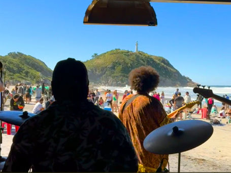 Festival de jazz gratuito na Ilha do Mel reúne público na areia da praia com músicos ao vivo, aulas de ioga e atividades artísticas para todas as idades