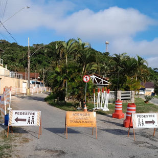 Imagem aérea da praia de Caieiras, em Guaratuba, com destaque para ruas que receberão obras de esgoto e, ao fundo, a área de acesso à futura ponte para Caiobá.