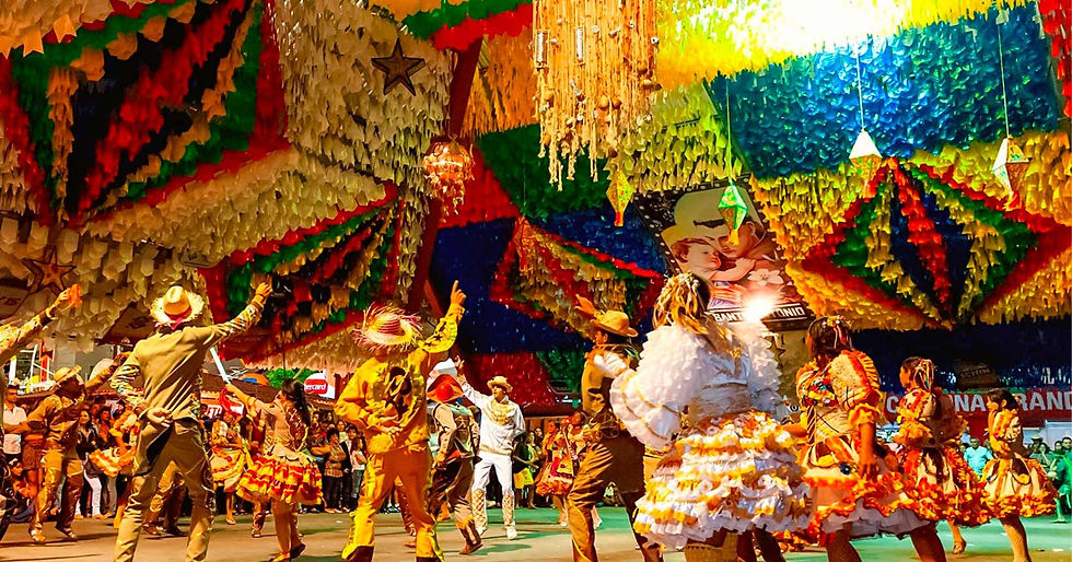 Imagem representando festas juninas no Brasil com bandeirinhas, fogueira e público em celebração típica do São João