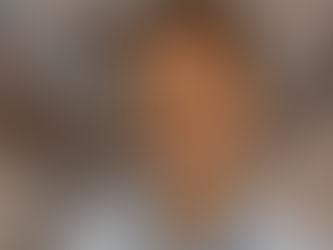 Professor e aluno utilizando recursos digitais para aprender idiomas com apoio de Inteligência Artificial