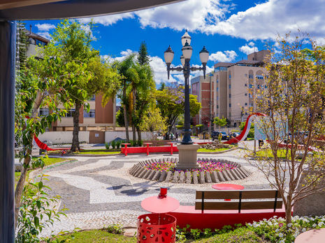 Espaço foi transformado por meio do programa “Adote uma Praça”, da Prefeitura de Curitiba (PR)