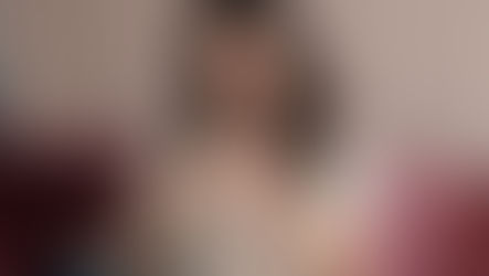 Mulher fazendo crochê em ambiente tranquilo, simbolizando benefícios para saúde mental