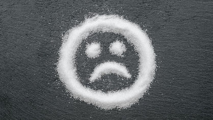 Pessoa medindo glicemia com aparelho, ilustrando diagnóstico de diabetes