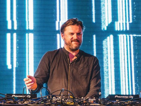 Vintage Culture em imagem de divulgação para matéria sobre o lançamento de “Hands Up” e o show com Solomun em Curitiba.