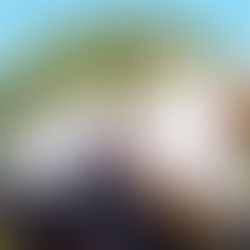 Mulher treinando Krav Maga com instrutor, praticando técnica de defesa pessoal