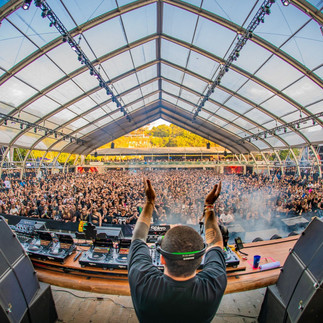 Warung Day Festival na Pedreira Paulo Leminski com público e palco iluminado