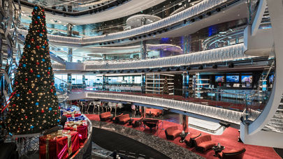 Navio da MSC Cruzeiros decorado para viagens de Natal na temporada 2026