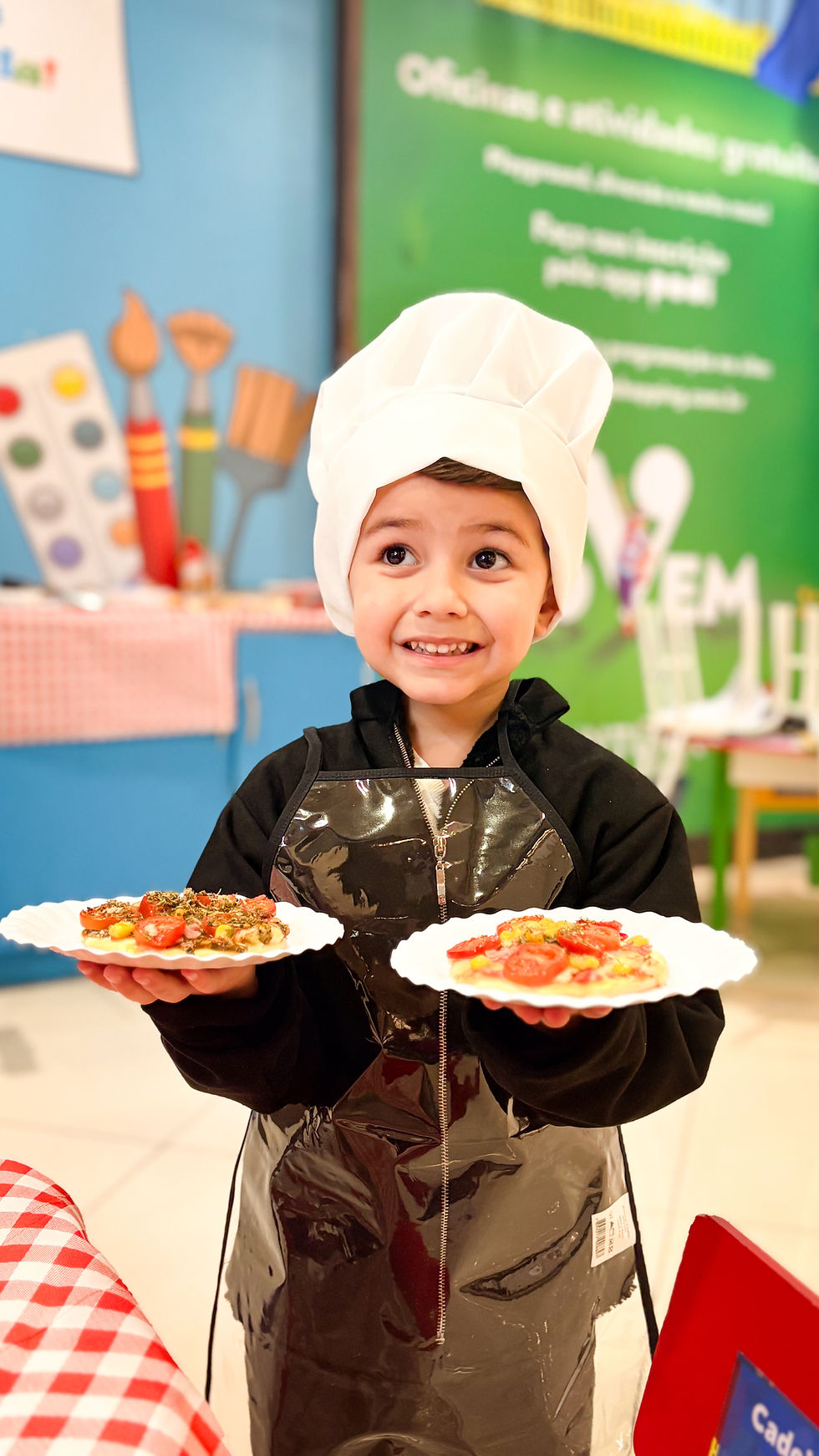 Criança participa de oficina gratuita de mini pizza no Ventura Shopping, em Curitiba