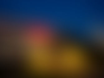 Fachada do Jockey Plaza Shopping decorada para o Natal com público circulando