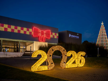 Fachada do Jockey Plaza Shopping decorada para o Natal com público circulando
