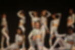 Integrantes do Now United no palco com coreografia sincronizada e luzes azuis durante a turnê “Now or Never” no Teatro Positivo, em Curitiba