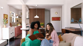 Vista urbana de Curitiba, onde a atividade do Airbnb movimentou mais de R$ 2,1 bilhões em 2025, segundo estudo da FGV.