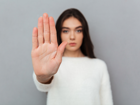 Psicóloga destaca a importância do acolhimento às vítimas de violência contra a mulher no Paraná.