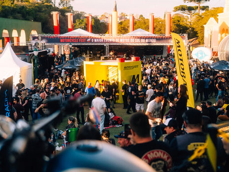 Motocicletas reunidas em evento de motociclismo em Curitiba. O Motorcycle Fest 2026 acontece no Bosque São Cristóvão, em Santa Felicidade, com motos, música, gastronomia e atrações para toda a família.