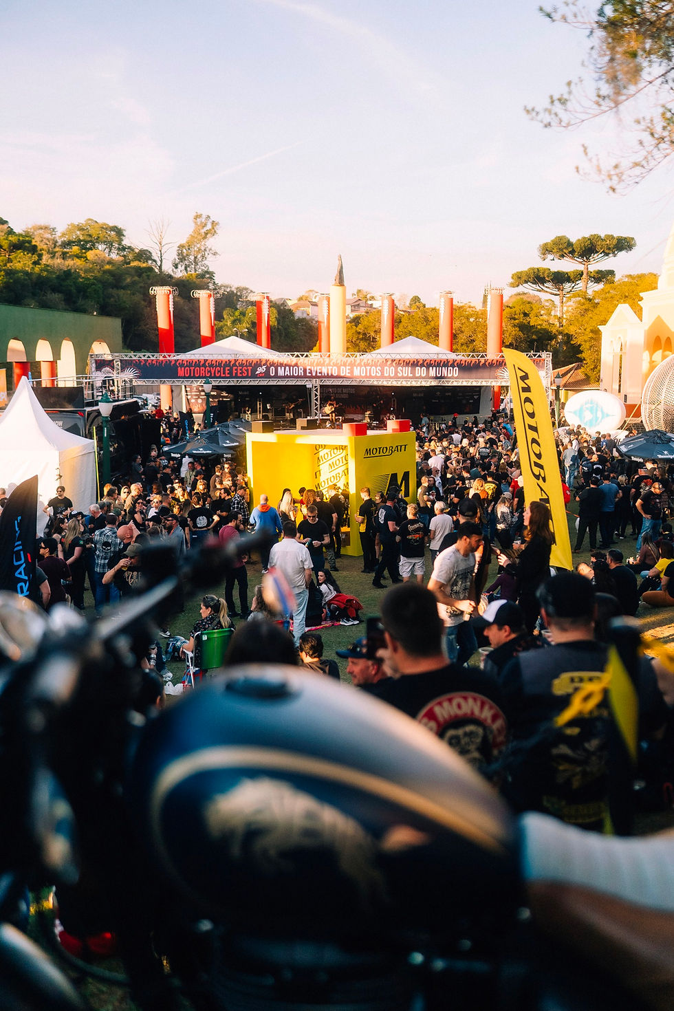 Motocicletas reunidas em evento de motociclismo em Curitiba. O Motorcycle Fest 2026 acontece no Bosque São Cristóvão, em Santa Felicidade, com motos, música, gastronomia e atrações para toda a família.