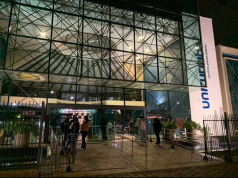 Estudantes em sala de aula de pós-graduação em Direito no UniCuritiba com professores especializados