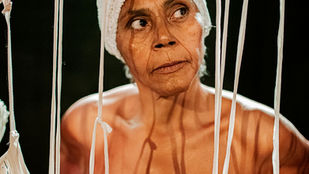 Atriz Edna Aguiar em cena no espetáculo Brasiliana, solo teatral com temporada gratuita em Londrina e Curitiba.
