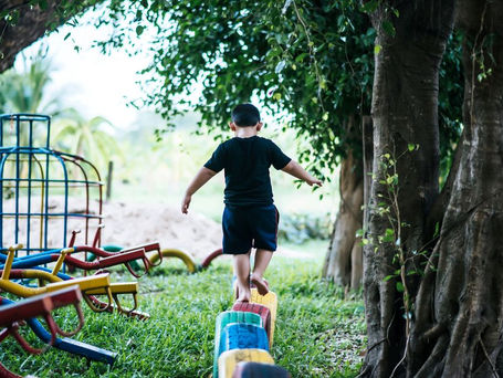 Brincar sem pressão reduz o nível de cortisol, o hormônio do estresse, e melhora o humor