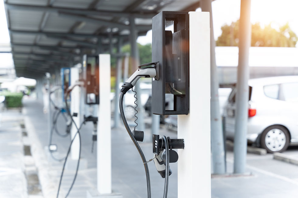 Eletroposto para recarga de veículos elétricos em rodovia brasileira