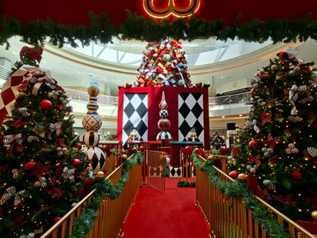 Decoração natalina no ParkShoppingBarigüi com luzes, árvore de Natal e temática Disney.