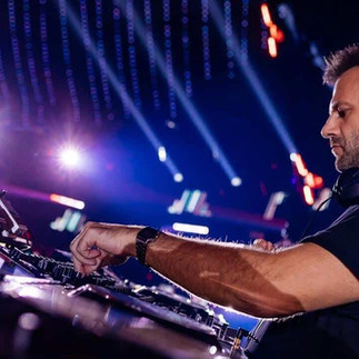 Warung Day Festival na Pedreira Paulo Leminski com público e palco iluminado