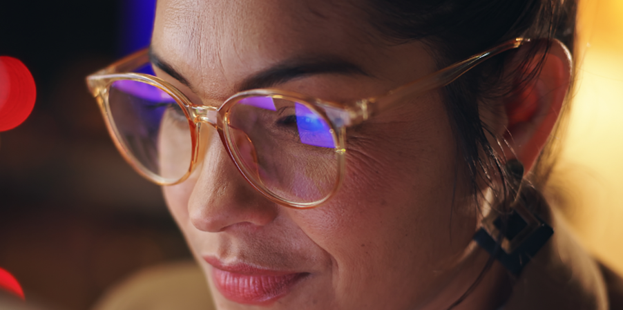 Pessoa diante de uma tela com sintomas de fadiga ocular digital