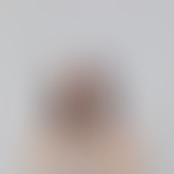 Anitta em performance colorida no palco, representando o tema cósmico da turnê Ensaios da Anitta 2026.