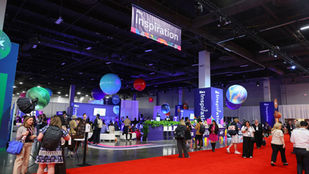 Visitantes circulam pelo espaço Inspiration Hub da IMEX America, em pavilhão de eventos em Las Vegas.