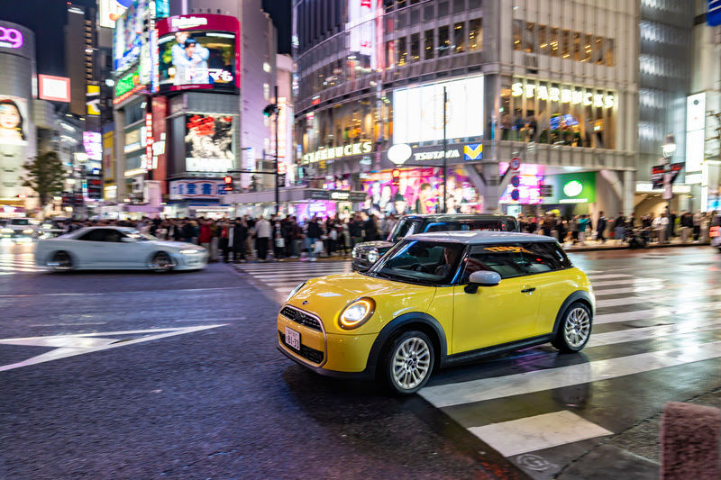 MINI Cooper leva a diversão de dirigir às ruas vibrantes de Tóquio