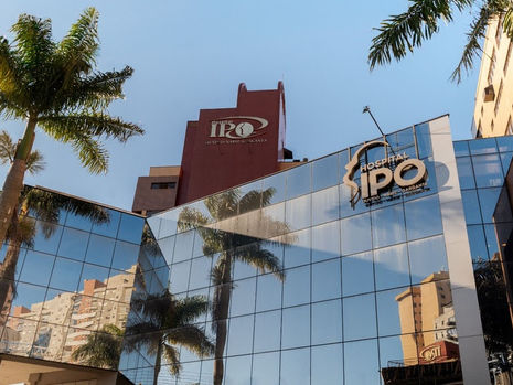 Fachada moderna do Hospital IPO, especializado em otorrinolaringologia, candidato ao Prêmio Mais Saúde TopView.