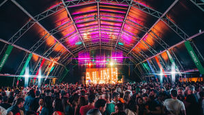 Público acompanha festa do Bailinho do Bossa em Curitiba, em matéria sobre celebração de 18 anos do Bossa Bar com palco 360º na Ópera Concept Hall.
