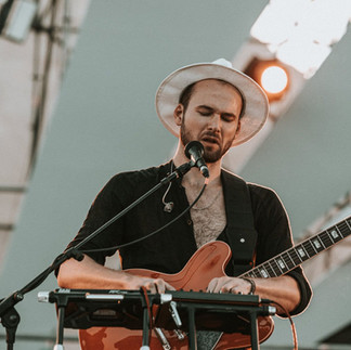 Warung Day Festival na Pedreira Paulo Leminski com público e palco iluminado