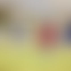 Grupo de adolescentes praticando esportes ao ar livre em um campo, simbolizando hábitos saudáveis e combate ao sedentarismo.