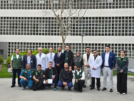 Equipes médicas brasileira e saudita reunidas no Hospital Angelina Caron durante missão internacional de cirurgia cardiovascular