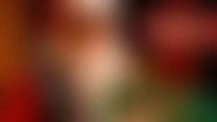 Palco iluminado em temática natalina na Rua da Música com público e decoração de Natal