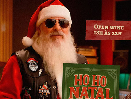 Palco iluminado em temática natalina na Rua da Música com público e decoração de Natal