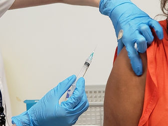 Profissional de saúde aplicando vacina em bebê, simbolizando prevenção contra bronquiolite com o imunizante Beyfortus nas lojas Panvel.