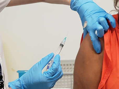 Profissional de saúde aplicando vacina em bebê, simbolizando prevenção contra bronquiolite com o imunizante Beyfortus nas lojas Panvel.