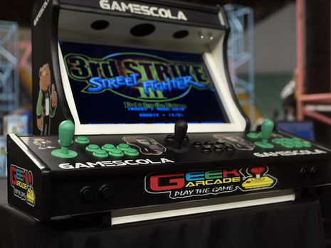 Banner digital da Arena Gamer JAN com imagens de jogadores, controle de videogame e elementos gráficos vibrantes, destacando os torneios e oficinas que ocorrerão em Matinhos entre os dias 21 e 27 de julho.