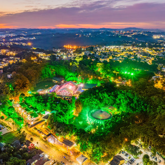 Warung Day Festival na Pedreira Paulo Leminski com público e palco iluminado
